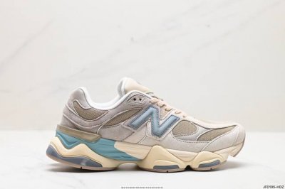 公司级new Balance Nb 9060 鞋款灵感源自设计师本人对夏日的怀日回忆。鞋面大身由空间双格及磨砂鞋面拼接而生，配以柔和、温暖的粉橘色调，夏日氛围拉