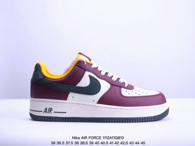 真标耐克Nike AIR FORCE 7 空军一号低帮百搭休闲运动板鞋。柔软、弹性十足的缓震性能和出色的中底设计，横跨复古与现代的外型结合，造就出风靡全球三十多