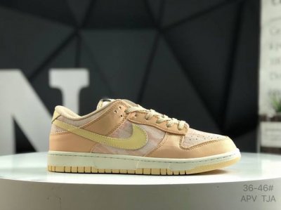 耐克 Nike Dunk Low 复古低帮休闲运动滑板板鞋 采用脚感柔软舒适Zoomair气垫 有效吸收滑板等极限运动在落地时带来的冲击力 为街头运动者们提供更