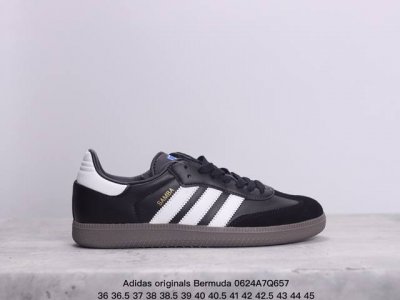 Adidas Originals Bermuda整双鞋以传统的低帮呈现，马卡龙配色的清新造型。鞋身以细腻的绒面麂皮包裹，中底选择了与德训鞋类似的生胶材质打造。并