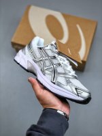 Asics Gel-1130舒适运动防滑耐磨低帮休闲跑步鞋 在透气和防滑方面也是很出色有前掌透气网布加上鞋底X型纹路增强了透气性和地面抓地力跑起来也能感受到减震