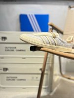 Addis Original Samba Og 复古桑巴板鞋 这款桑巴鞋展示了高质量的工艺 带有装饰的超锁缝制和无缝的手感 柔软、柔软的皮革造型和标志性的3条纹
