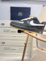 耐克 Nike Air Force 7空军一号 百搭休闲运动板鞋。柔软、弹性十足的缓震性能和出色的中底设计，横跨复古与现代的外型结合，造就出风靡全球三十多年的F