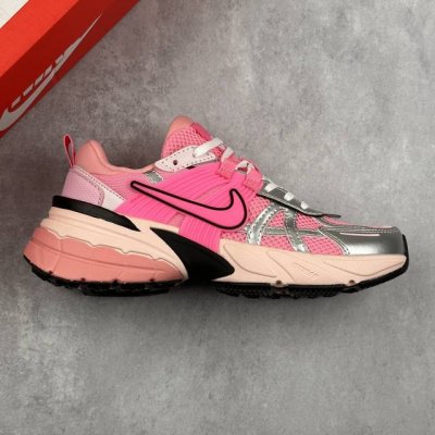 本地 核心私 公司级Nike V2K Run 复古单品 复古老爹鞋跑步鞋 鞋款被命名为 Runtekk 设计上借鉴了 2000 年的跑鞋风格 配色上以金属银为主