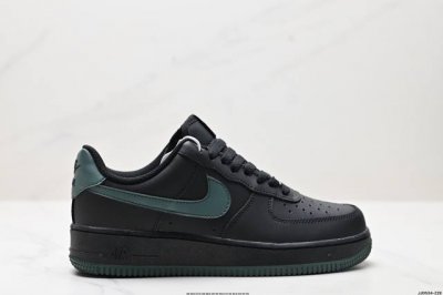 真标耐克Nike Air Force 1“07空军一号低帮百搭休闲运动板鞋。柔软、弹性十足的缓震性能和出色的中底设计，横跨复古与现代的外型结合，造就出风靡全球三
