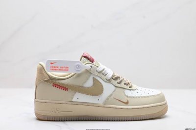 260 公司级耐克Nike Air Force 1“07空军一号低帮百搭休闲运动板鞋。柔软、弹性十足的缓震性能和出色的中底设计，横跨复古与现代的外型结合，造就出
