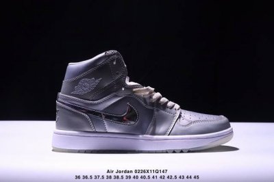 作为Air Jordan 1的元年配色之一，自1985年首次面世以来就有着超高的人气。 鞋身以优质皮革材质覆盖，并采用与元年相同的修长`85鞋型！标志性黑 红色