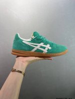 hay X Asics Skyhand Og 复古板鞋 Asics 亚瑟士 是日本实业家鬼家喜八郎创立的跑鞋运动品牌，名字想法源自著名的拉丁谚语“Animasa