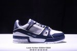 Louis Vuitton 路易威登 男鞋，采用荔枝纹二层牛剖革组合粒面牛剖革鞋面材质，鞋垫嵌入软脚感Eva物料，外置Tpr光泽隔色鞋底法国巴黎百年奢侈品牌Lv