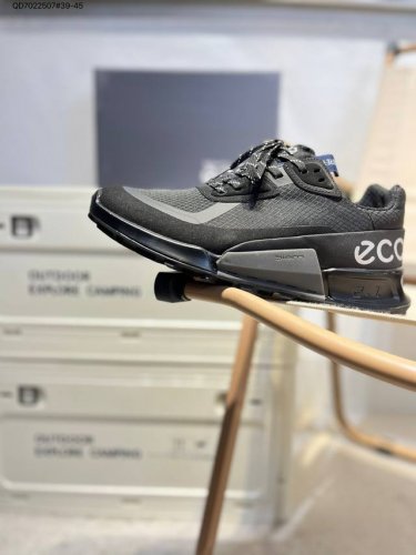 ecco爱步男鞋轻便透气舒适耐穿 亲肤吸汗舒适内里 防滑防磨 持久干爽 简约粗绳系带 穿脱更加方便 柔韧防滑大底 鞋底立体凹槽 凹凸花纹加持 增强防滑减震性能