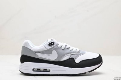 真标nike Air Max 1 Air Max 气垫 全新配色 鞋身材质均选择皮革、织物、麂皮多种材质覆盖，保证质感的前提下，层次感也相当不错。细节方面，除了