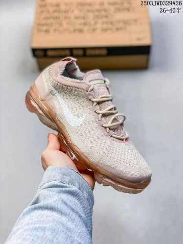 210 nike/耐克 原楦原纸版开发，采用双层纹路织法Flyknit织法编织鞋面材质，搭载全掌Air Max球状透明缓震气垫，外置橡胶外底模块「大气垫神鞋」新