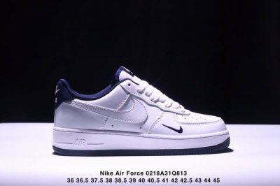 公司级耐克Nike Air Force 1“07空军一号低帮百搭休闲运动板鞋。柔软、弹性十足的缓震性能和出色的中底设计，横跨复古与现代的外型结合，造就出风靡全球