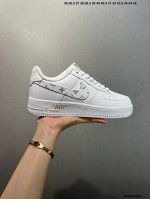 公司级Lv X Air Force 1 Low 原楦头原纸板 打造纯正空军版型 #专注外贸渠道 全掌内置蜂窝气垫 #原盒配件 原厂中底钢印、拉帮完美 官方同步上