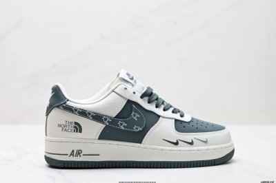 真标耐克Nike Air Force 1’07空军一号低帮百搭休闲运动板鞋。柔软、弹性十足的缓震性能和出色的中底设计，横跨复古与现代的外型结合，造就出风靡全球三