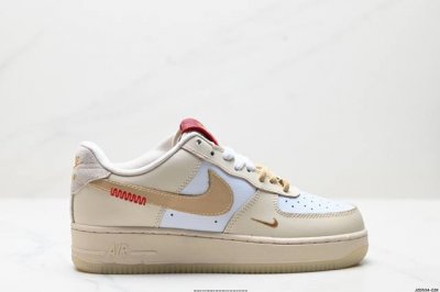 真标耐克Nike Air Force 1“07空军一号低帮百搭休闲运动板鞋。柔软、弹性十足的缓震性能和出色的中底设计，横跨复古与现代的外型结合，造就出风靡全球三