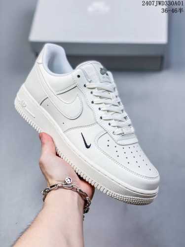 公司级带半码耐克nike Air Force 1 Low 空军一号低帮百搭休闲运动板鞋。柔软、弹性十足的缓震性能和出色的中底设计，横跨复古与现代的外型结合，造就