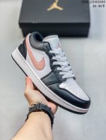 真标带半码 耐克 乔丹Air Jordan 1 Low Aj1 乔1 乔丹1代Aj1 低帮复古文化休闲运动篮球鞋，从1985 年面世的元年款汲取设计灵感，采用简