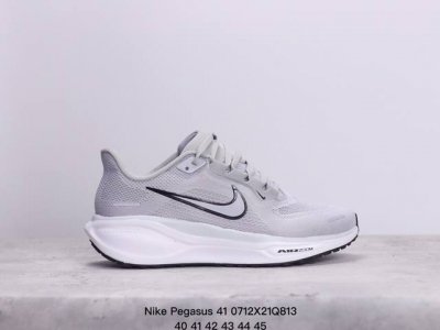 颠覆式升级！Nike 飞马新鞋 触感柔软，质感升级！随着“耐克 蓝图 系列”在巴黎的盛大发布，全新一代 登月41代 Nike Pegasus 41也正式登场啦！