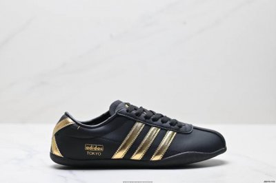 公司级Adida阿迪达斯Tokyo pack舒适百搭经典休闲运动鞋 此次为Tokyo系列带来三双全新配色 清爽蓝色绒面搭载白色皮革三条纹 增添了复古干净的印象