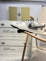 小米 X 耐克Nike Dunk Low 板鞋Sb系列经典百搭休闲运动板鞋加厚鞋舌的填充 使舒适性大大提升 同时也更方便穿脱中底部分则加入了脚感柔软舒适Zoom