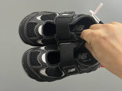 牛B新款920玛丽珍网面拼接魔术贴儿童凉鞋 Size：24-37码 时髦又洋气的Nb玛丽珍系列 网面优质皮料拼接，透气又舒适 1:1高端定制Md大底，脚感超舒服