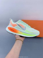 真标 耐克 Nike Vomero 18 厚底增高老爹运动跑步鞋 全新 Vomero 提供比以往更多的緩衝效能以及該系列有史以來最高的鞋底高度 結合 Nike