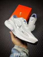 B 公司级Nike Journey Run 跑步鞋 使用了新型的缓震材料 脚感偏韧 后跟有加厚的海绵填充 鞋子前掌和后掌做了加宽设计 增加了跑步时的稳定性 织物