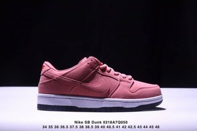特价耐克Nike Sb Dunk Low 扣篮系列复古低帮休闲运动滑板板鞋。采用脚感柔软舒适Zoomair气垫，有效吸收滑板等极限运动在落地时带来的冲击力，为街