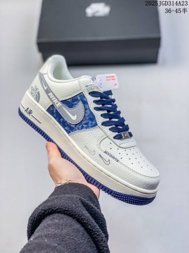 耐克 Nike Air Force 1 ’07 空军一号低帮百搭休闲运动板鞋。柔软、弹性十足的缓震性能和出色的中底设计，横跨复古与现代的外型结合，造就出风靡全球