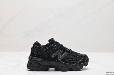 公司级童鞋new Balance Nb9060 复古休闲运动慢跑鞋 鞋款灵感源自设计师本人对夏日的怀日回忆。鞋面大身由空间双格及磨砂鞋面拼接而生，配以柔和、温暖