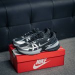 核心私 Nike V2K Run 减震防滑复古低帮跑步鞋 材质上使用大面积网眼 皮革 Tpu 组成 支撑和透气性肯定不错 中底处由 Cushlon 泡绵打造 保