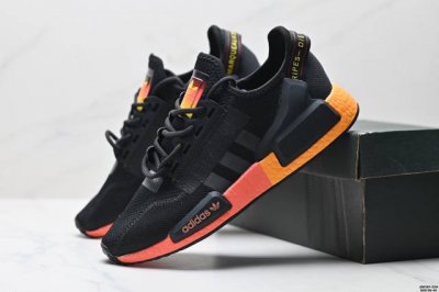 真标Ad Boost Nmd R1 V2经典跑鞋系列全新配色 弹力针织鞋面 原装高弹Boost颗粒大底 缓震性能卓越 体质轻盈且抗冲击 整双鞋子的透气性和舒适度