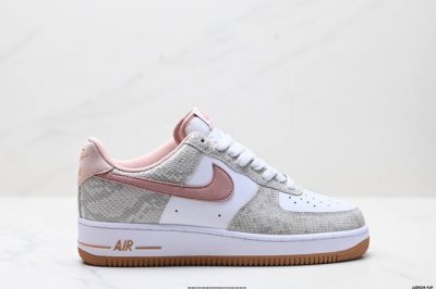 真标耐克Nike Air Force 1’07空军一号低帮百搭休闲运动板鞋。柔软、弹性十足的缓震性能和出色的中底设计，横跨复古与现代的外型结合，造就出风靡全球三