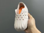 80 A家丑萌洞洞一脚蹬儿童凉鞋 Size：24-37码 丑萌丑萌的小可爱凉鞋 透气孔设计，舒适不闷脚 附赠一对鞋垫，方便清洗 一体成型工艺，全身无胶