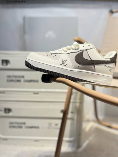 耐克 Nike Air Force 7空军一号 百搭休闲运动板鞋。柔软、弹性十足的缓震性能和出色的中底设计，横跨复古与现代的外型结合，造就出风靡全球三十多年的F
