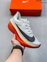 公司级新品发布 Nike Air Zoom Alphafly Next%3 Proto整体采用前作的设计语言，并且对后者的细节进行升级，马拉松和长距离路跑的性能