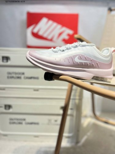 nike Air Max Axis 二十周年限定鞋面细节更加简约，但线条能清晰的看出 Air Max 98 的元素，搭载后掌 Air Max 气垫，带来完全不一