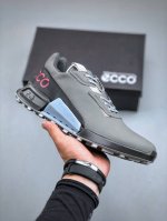 Ecco爱步男鞋经典灰真皮鞋！ 休闲平底板鞋 鞋面采用细腻柔软头层牛皮 轻便透气舒适耐穿 亲肤吸汗舒适内里 防滑防磨 持久干爽 柔韧防滑大底 鞋底立体凹槽 凹凸
