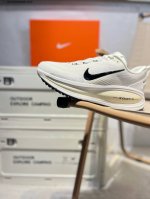 Nike Vomero 18 耐克 舒适减震防滑 低帮跑步鞋 全掌Reactx泡绵中底 前掌和后跟还配备了Air Zoom气垫单元 据说跑起来更快更舒适哦 这次