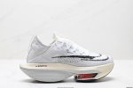 公司级新品发布 Nike Air Zoom Alphafly Next%整体采用前作的设计语言，并且对后者的细节进行升级，马拉松和长距离路跑的性能极限设计而生。