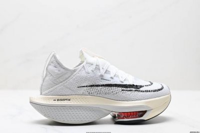 公司级新品发布 Nike Air Zoom Alphafly Next%整体采用前作的设计语言，并且对后者的细节进行升级，马拉松和长距离路跑的性能极限设计而生。