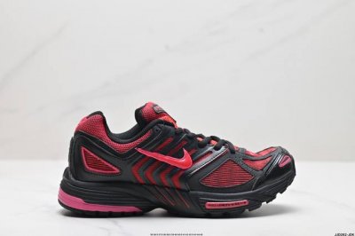 真标nik Air Pegasus 2005 Sp耐克新款休闲跑鞋 鞋身整体均采用皮革+网布打造，整体质感十分高级，风格也是相对百搭。 鞋舍部分的3M反光材质，