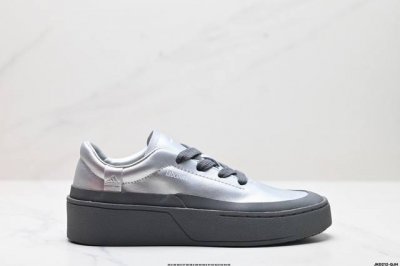 真标Adidas Labcourt 百搭休闲轻松舒适 耐磨透气低帮 板鞋 鞋面使用了绒毛麂皮 鞋面和鞋底连接处使用了包边处理 看起来更加精致有型 内里也使用了光