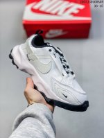 160 Nike Tc 7900 人气单品 织带与对勾交错穿插，以及它的走线和收口，看起来都非常的有设计感，很高级。（对勾是有反光效果的）鞋底用了厚实的泡绵不仅