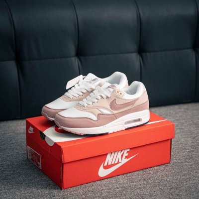 核心私 Nike Air Max 1 耐克气垫 缓震 耐磨运动鞋 鞋身材质均选择皮革 织物 麂皮多种材质覆盖 保证质感的前提下 层次感也相当不错 带有开窗式 A