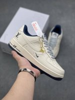 耐克nike Air Force 1 Low 空军一号低帮百搭休闲运动板鞋。柔软、弹性十足的缓震性能和出色的中底设计，横跨复古与现代的外型结合，造就出风靡全球三