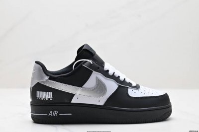 230 真标耐克Nike Air Force 1’07 Lx空军一号低帮百搭休闲运动板鞋。柔软、弹性十足的缓震性能和出色的中底设计，横跨复古与现代的外型结合，造