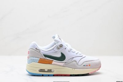 公司级Nike Air Max 1 耐克气垫 缓震 耐磨运动鞋 鞋身材质均选择皮革 织物 麂皮多种材质覆盖 保证质感的前提下 层次感也相当不错 带有开窗式 Ai