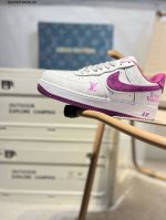 耐克 Nike Air Force 7空军一号 百搭休闲运动板鞋。柔软、弹性十足的缓震性能和出色的中底设计，横跨复古与现代的外型结合，造就出风靡全球三十多年的F